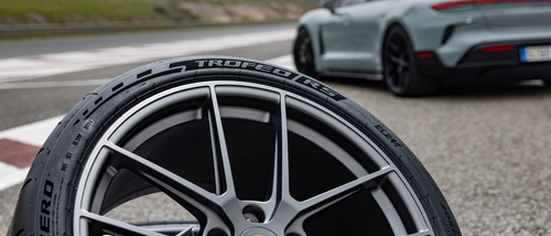 Porsche Taycan Turbo GT steht auf Pirelli Reifen