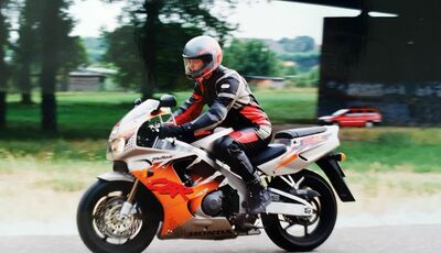 Die mid-Zeitreise: Fahrbericht Honda CBR 900 RR