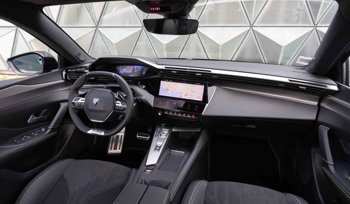 Zentrales Element bleibt der große Touchscreen in der Mitte der Armaturentafel Foto: Peugeot