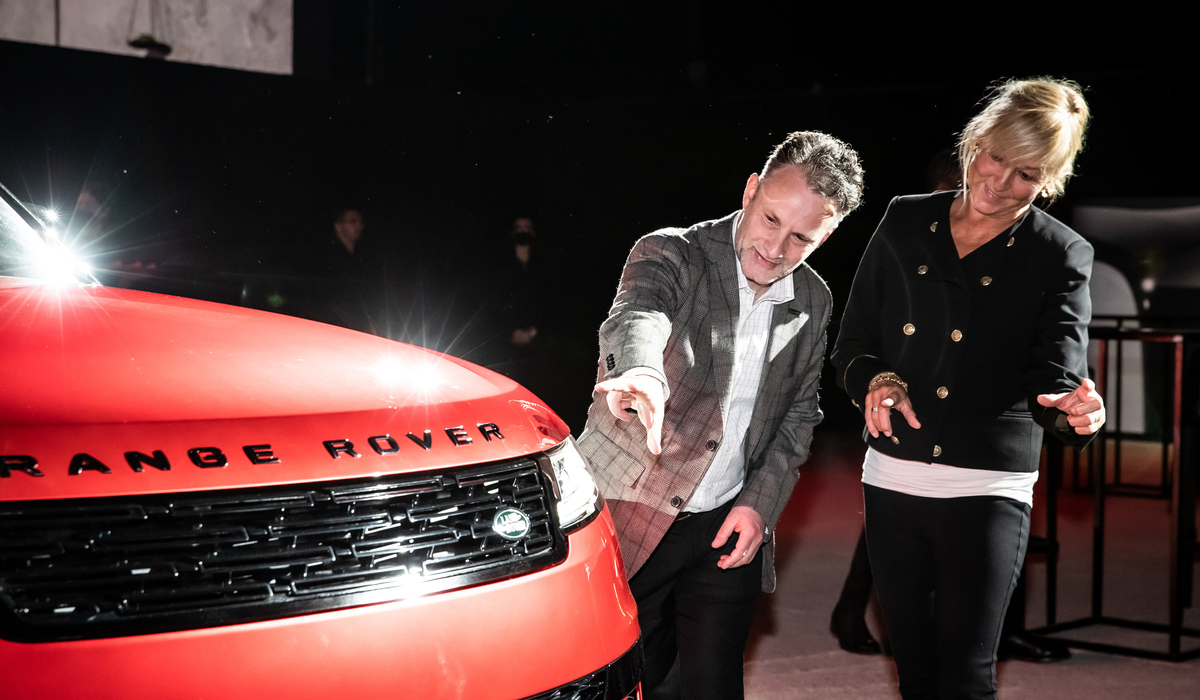 mid Mailand - mid Redakteurin Solveig Grewe nimmt mit Design Manager Lee Perry die neuen optischen Elemente in Augenschein. Jaguar Land Rover