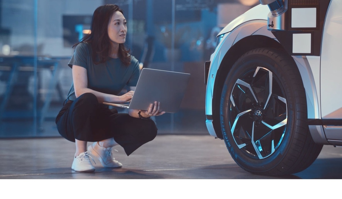 mid Groß-Gerau - Eine globale Marketingkampagne von Hyundai soll unterstreichen, dass das Robotaxi sich zwar ohne Fahrer bewegt, aber durchaus menschliche Züge trägt. Hyundai