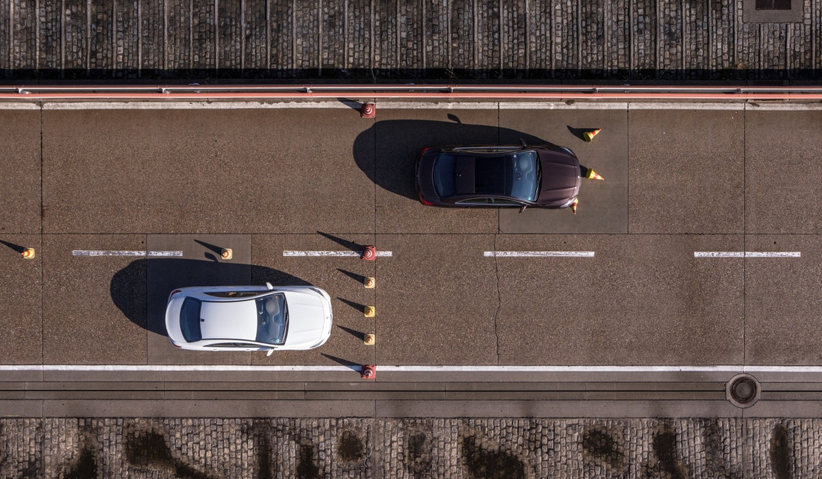 mid Groß-Gerau - Verschieden lange Bremswege: Das Fahrzeug mit den gefälschten Bremsscheiben (oben im Bild) kommt nicht rechtzeitig zum Stehen. Mercedes-Benz