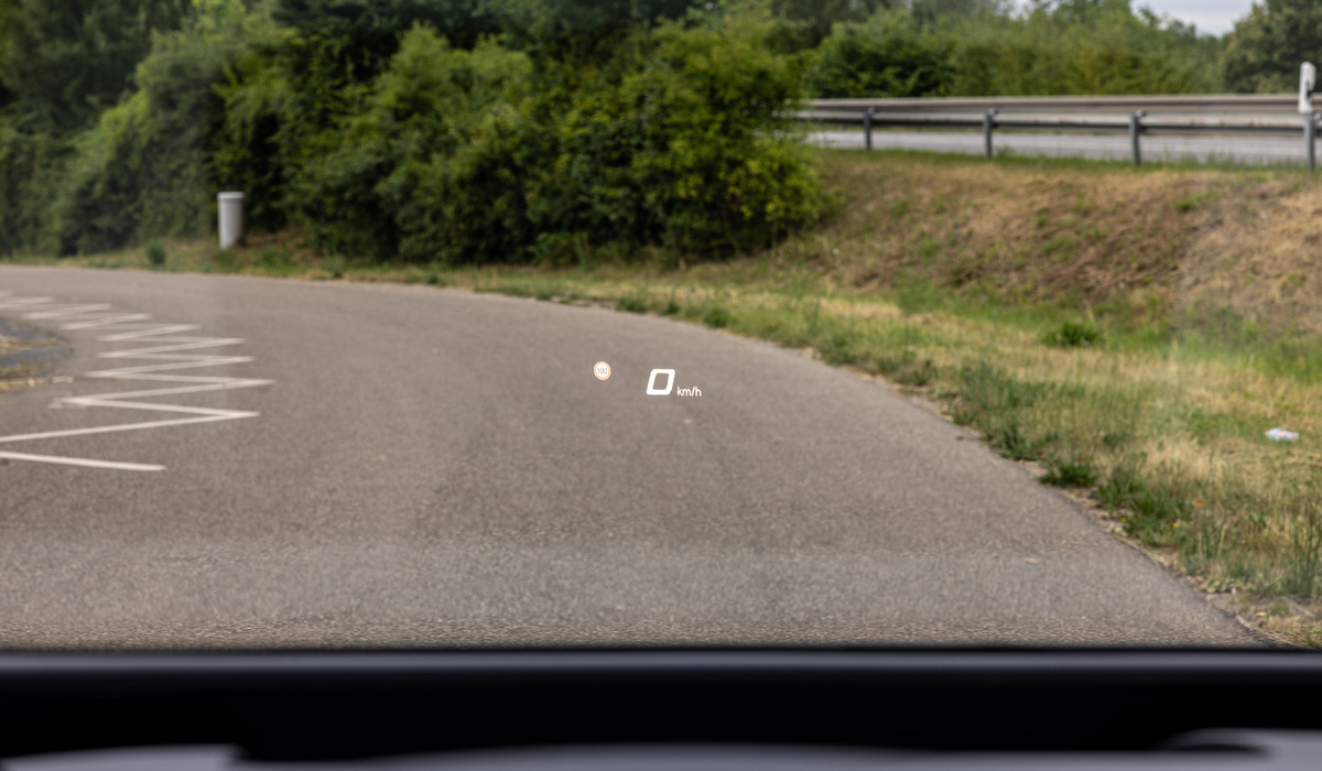 mid Groß-Gerau - Optional erhältlich ist das Augmented-Reality Head-up-Display, da das Fahrerdisplay recht klein ausfällt sollte man hier den Haken bei der Konfiguration setzen. Mike Neumann / mid