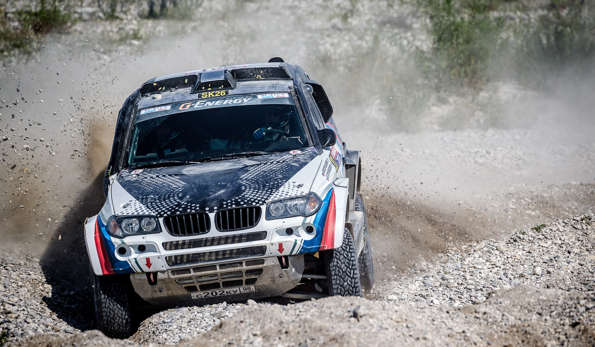 mid Groß-Gerau - Mit dem BMW X5 begann die Entwicklung des X-raid Teams. Im Januar 2003 stand das Team mit zwei BMW X5 mit einer Twinturbo-Diesel-Technologie an der Startlinie der Rallye Dakar. X-raid