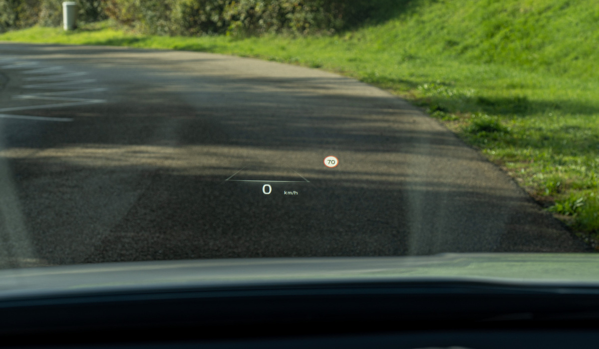mid Groß-Gerau - Das Head-up-Display bietet alle fahrrelevanten Daten und warnt wenn sich ein Fahrzeug im toten Winkel befindet. Mike Neumann / mid