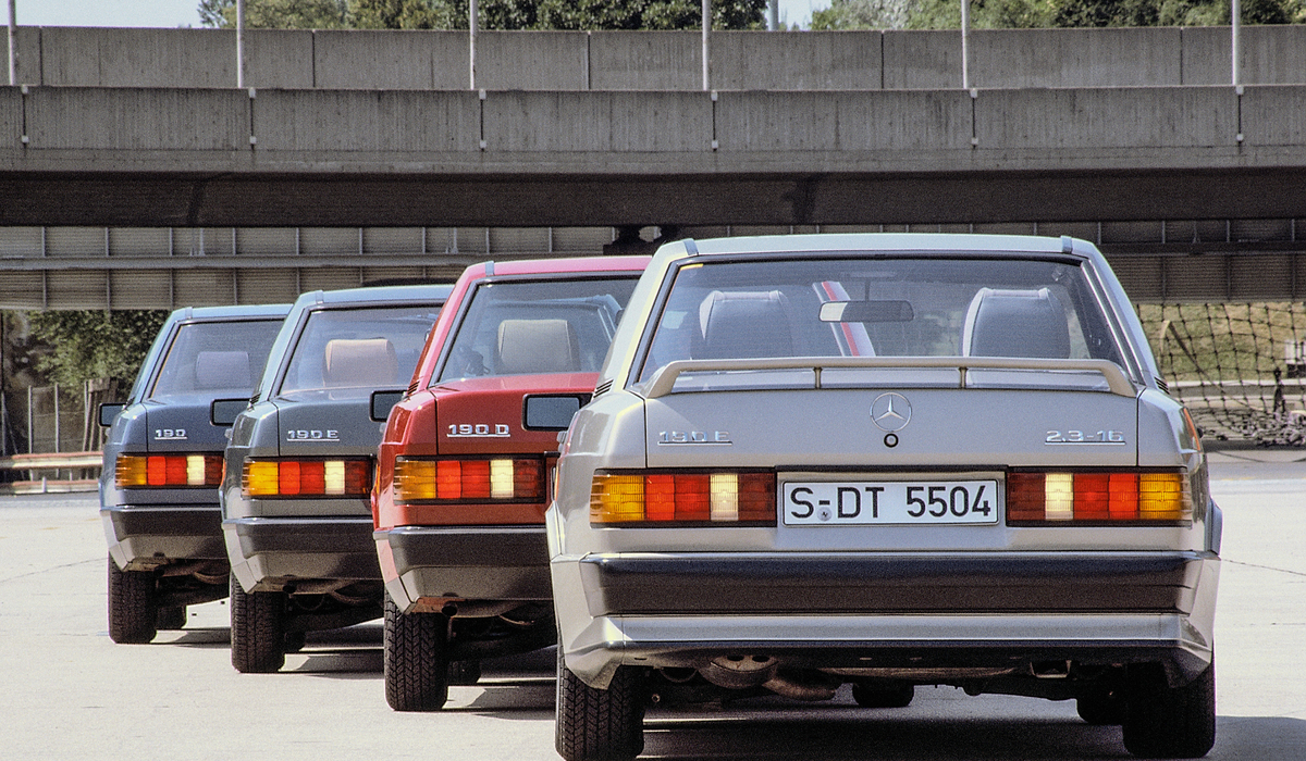 mid Groß-Gerau - Gruppenaufnahme von hinten anno 1983: Mercedes der Typen 190, 190 E, 190 D und 190 E 2.3-16 (von links). Mercedes-Benz