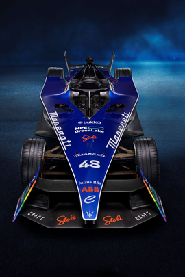 Maserati stromert in Blau zur Formel E