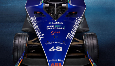 Maserati stromert in Blau zur Formel E
