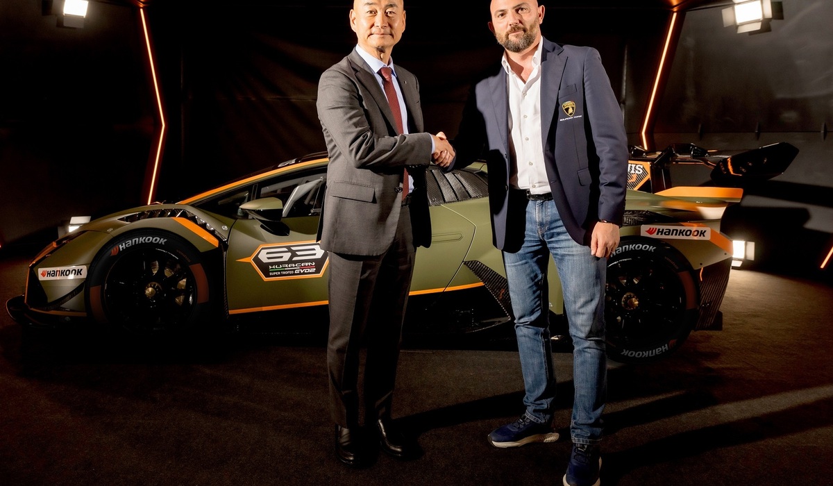 mid Groß-Gerau - Partnerschaft per Handschlag besiegelt: Sanghoon Lee, Präsident von Hankook Tire Europe (links) und Giorgio Sanna, Head of Lamborghini Motorsport, sind sich einig. Hankook