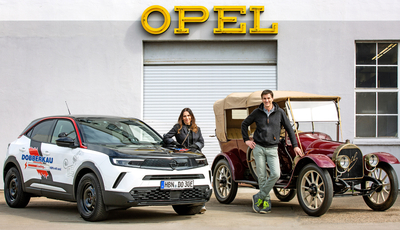 Älteste Fahrschule fährt Opel