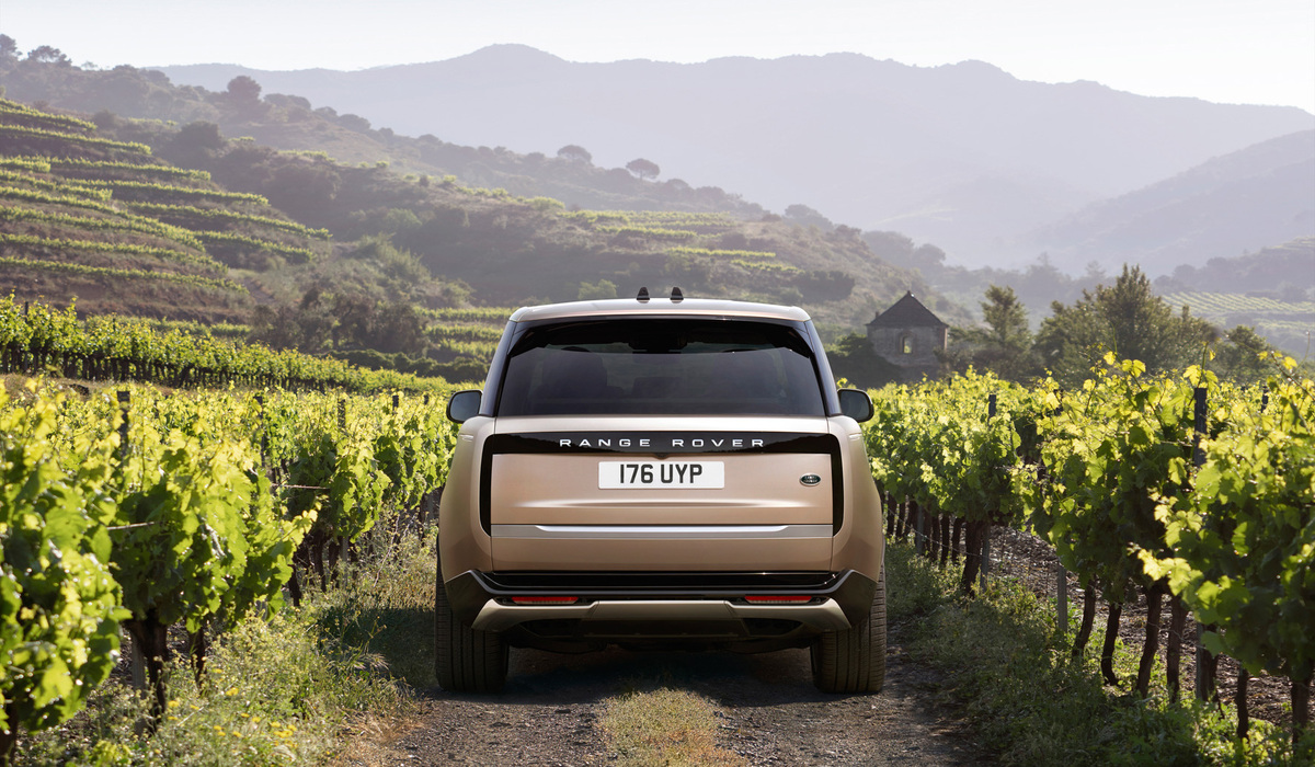 mid Groß-Gerau - Abgerundet wird das Technikangebot im Range Rover Jahrgang 2024 mit der Premiere der Adaptiven Offroad-Geschwindigkeitsregelung. Range Rover