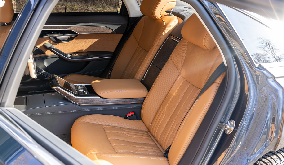 mid Groß-Gerau - Im Viersitzer gibt es Komfort-Liegesitze mit Massage, Lüftung und Heizung im Fond. Mike Neumann / mid