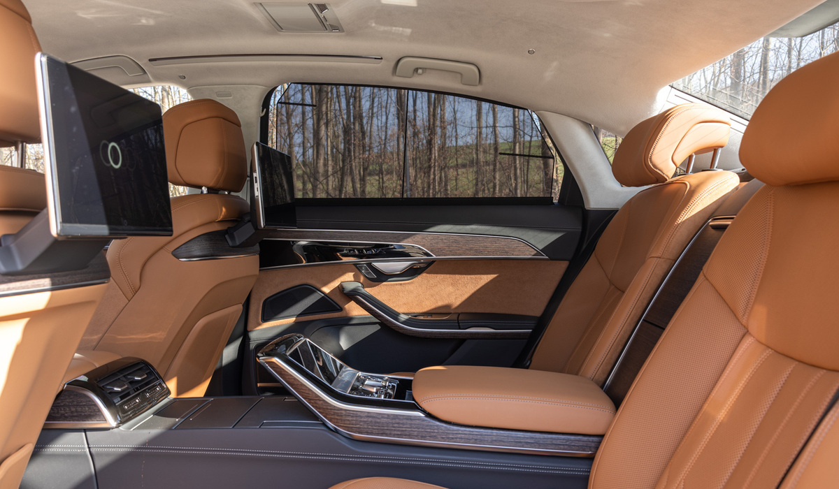 mid Groß-Gerau - Die Bildschirme lassen sich abnehmen und als Tablet nutzen, unter der Mittelarmlehne verstecken sich ausklappbare Tische. Mike Neumann / mid