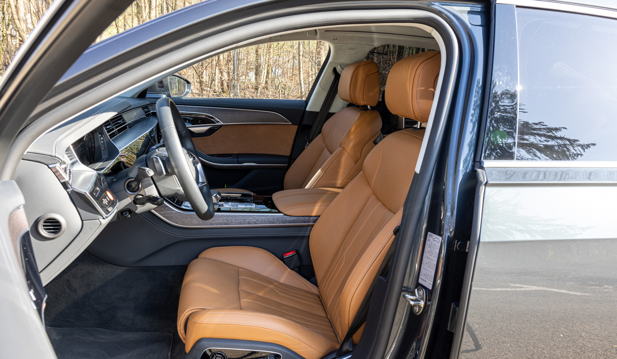 mid Groß-Gerau - Wo sitzt man lieber, vorn oder hinten? Im A8 L gar nicht so leicht zu beantworten. Mike Neumann / mid