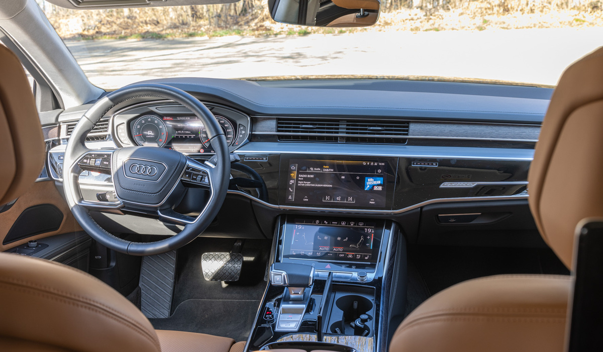 mid Groß-Gerau - Das Infotainment und die Klimasteuerung werden über zwei Bildschirme gesteuert, das System ist Audi-typisch schnell und übersichtlich gestaltet. Mike Neumann / mid