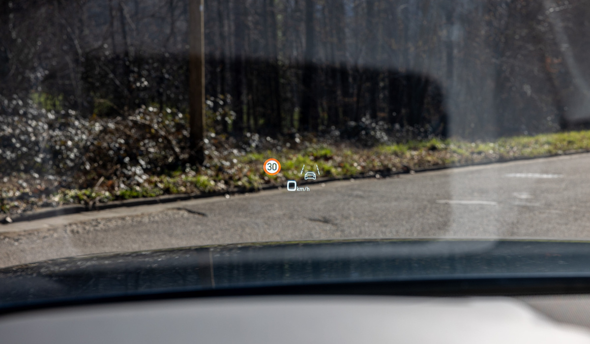 mid Groß-Gerau - Ein Head-up-Display gibt es aufpreispflichtig natürlich auch. Mike Neumann / mid