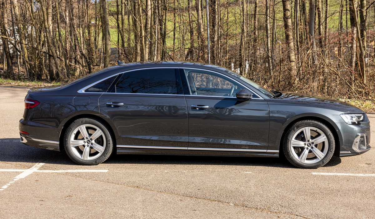 mid Groß-Gerau - Mit 5.32 Metern Länge wird die Parkplatzsuche erschwert, dank mitlenkender Hinterachse ist der A8 L aber unerwartet wendig. Mike Neumann / mid