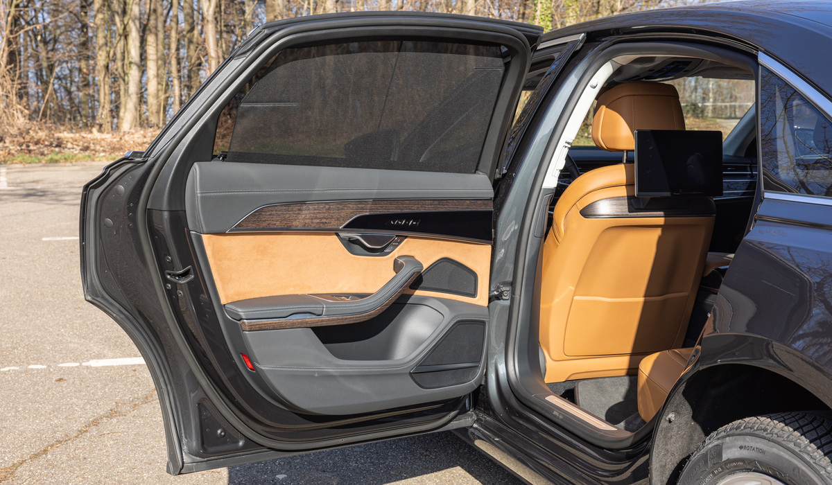 mid Groß-Gerau - Elektronische Rollos erschweren die Blicke in den Innenraum, die Türen lassen sich weit öffnen. Mike Neumann / mid