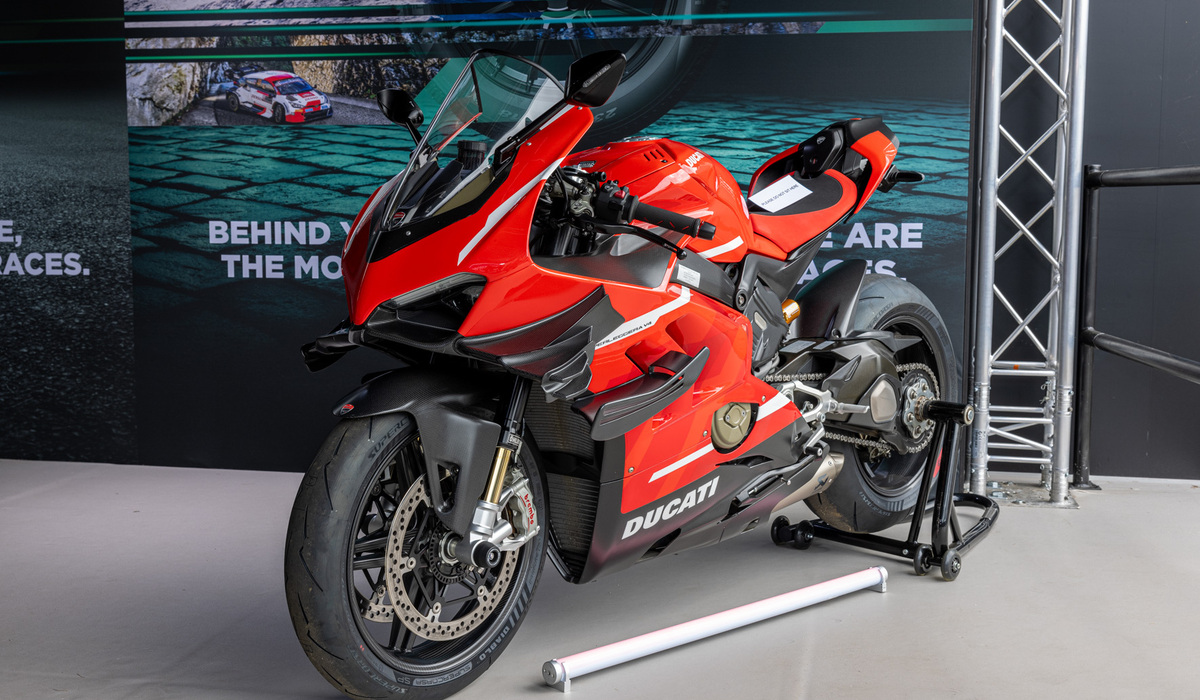 mid Goodwood - Für Zweirad-Motorsportfans ein Augenschmaus, die ausgestellte Ducati Superleggera mit Pirelli Supercorsa Bereifung. Mike Neumann / mid