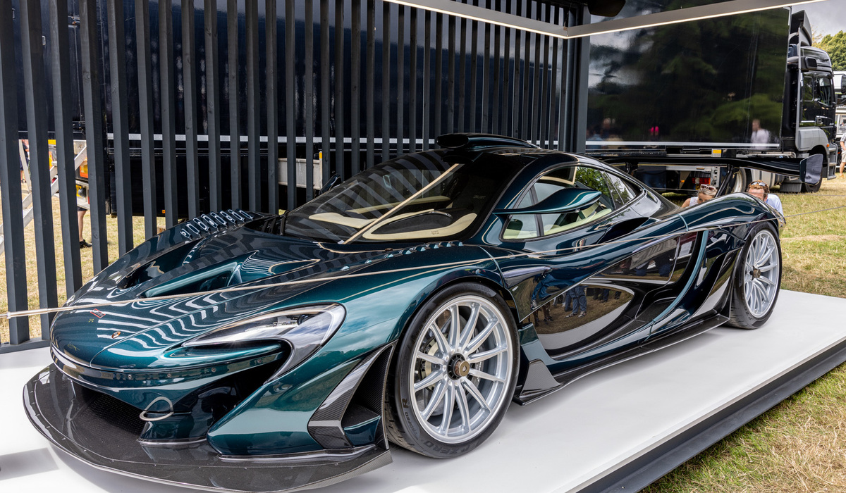 mid Goodwood - Auch der 940 PS starke McLaren P1 GT war in Goodwood zu sehen, ausgestattet noch mit dem Vorgängerreifen P Zero Trofeo R. Mike Neumann / mid