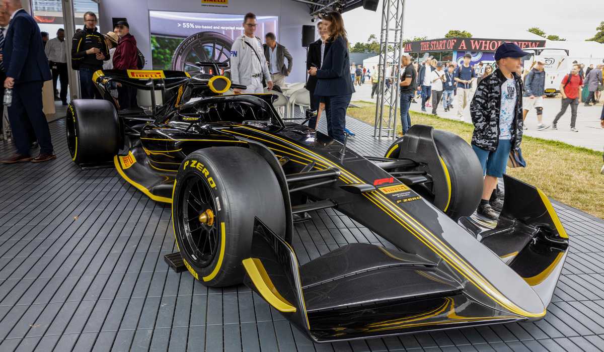 mid Goodwood - Dieser Formel 1 Bolide war am Pirelli Stand ausgestellt. Mike Neumann / mid