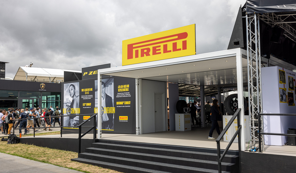 mid Goodwood - Neben vorgestellten Reifen gab es auch Computerplätze mit Simracing-Rig, um sich mal virtuell hinters Steuer zu setzen. Mike Neumann / mid