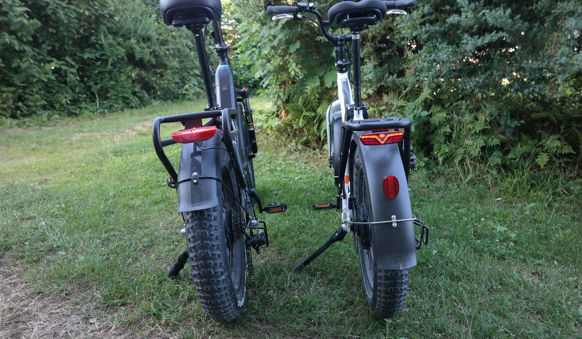 Einigkeit: Beide Kandidaten rollen mit kräftigen Gepäckträgern und vom Akku versorgten Rücklichtern an Foto: SP-X/Rudolf Huber