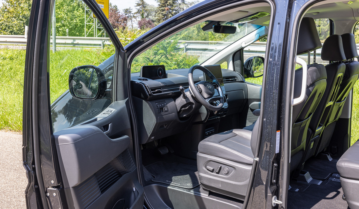 mid Groß-Gerau - Das Cockpit des Staria ist übersichtlich aufgebaut, zwei 10,25 Zoll Bildschirme teilen sich auf Fahrerdisplay und Infotainment auf. Mike Neumann / mid