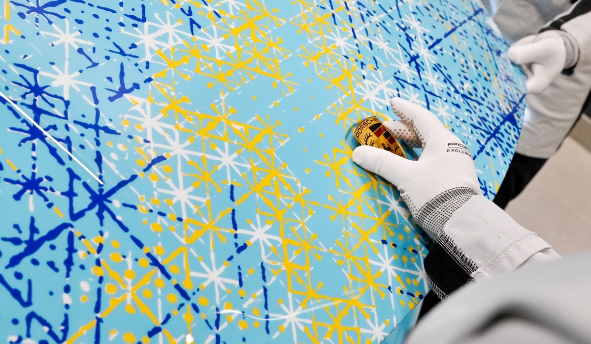 mid Groß-Gerau - Der chinesische Künstler zeichnet seit mehr als 30 Jahren nur Kreuze, die jetzt den einmaligen Zuffenhausener zieren. Porsche AG