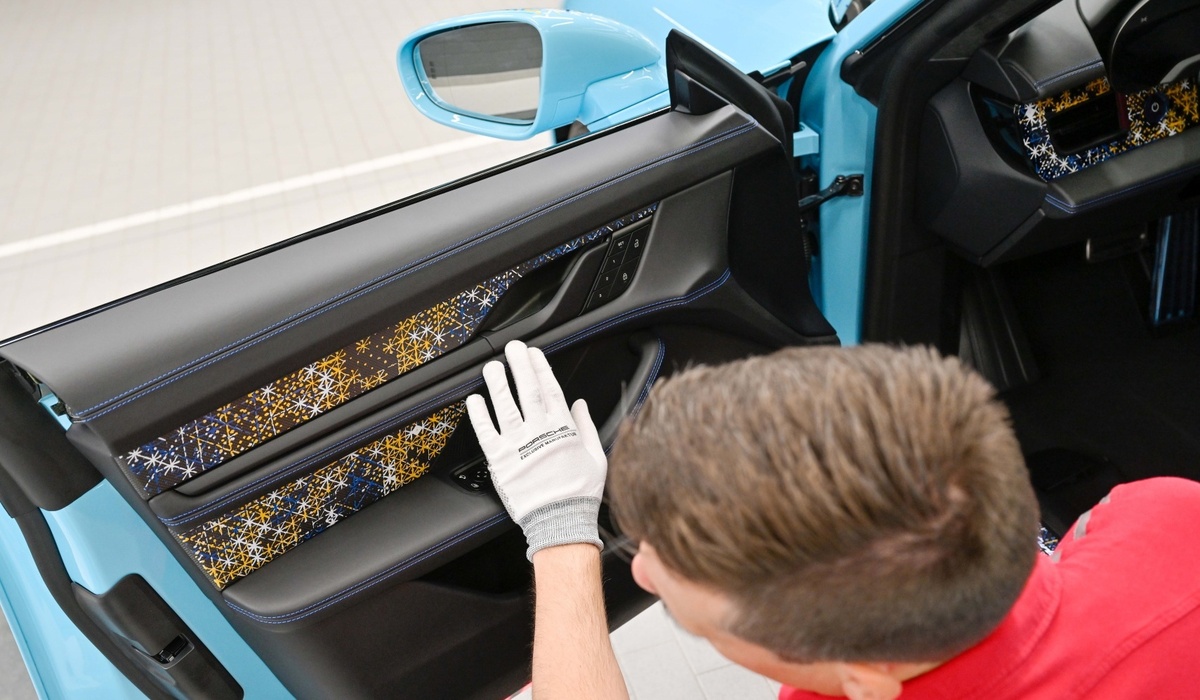 mid Groß-Gerau - Teile von Ding Yis Bild sind auch in die Verkleidungen der vorderen und hinteren Türen integriert. Porsche AG