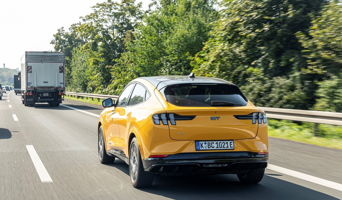 mid Groß-Gerau - Das System hält je nach Geschwindigkeit den angemessenen Abstand zu vorausfahrenden Verkehrsteilnehmern ein. Ford