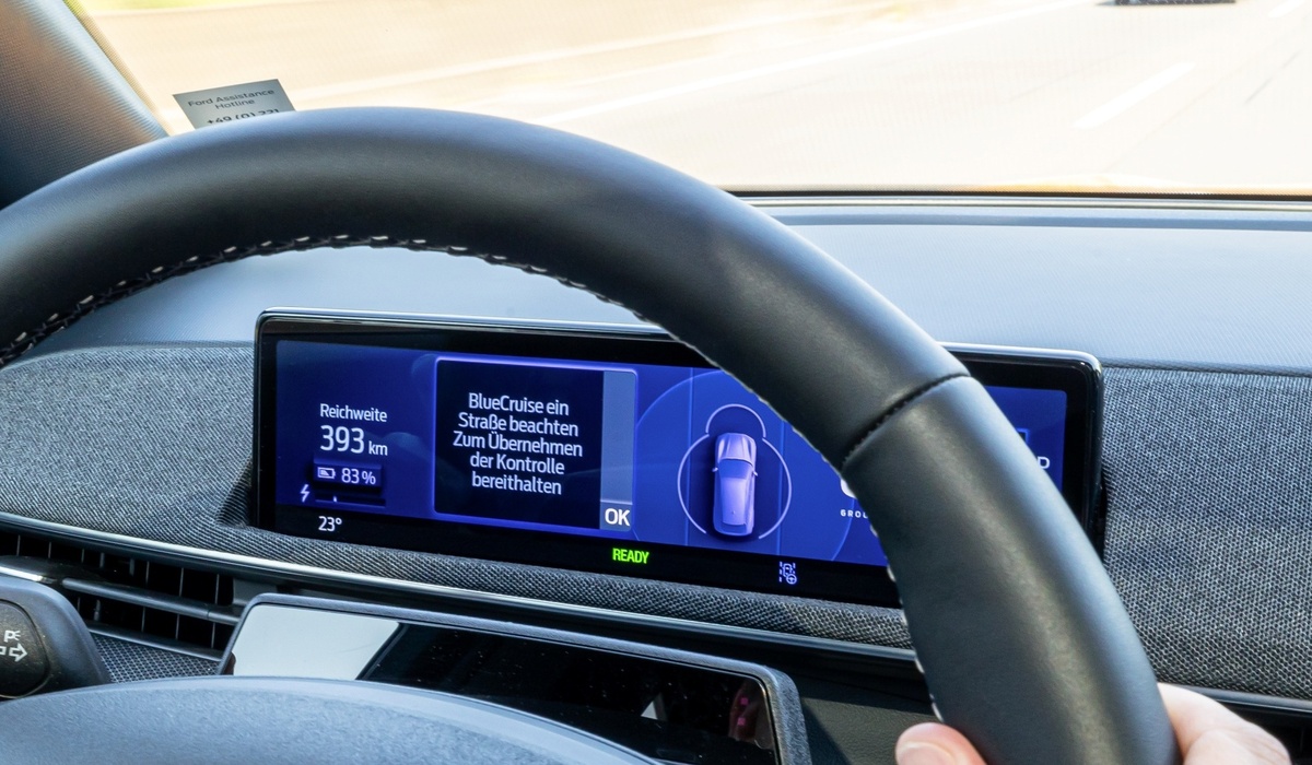 mid Groß-Gerau - Das Verkehrsgeschehen muss stets vom Fahrer kontrolliert werden. Ford