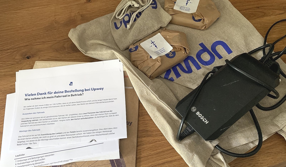 In einem Stoffbeutel waren Pedale, Ladegerät, Dokumente und Montagewerkzeug Foto: SP-X/Mario Hommen