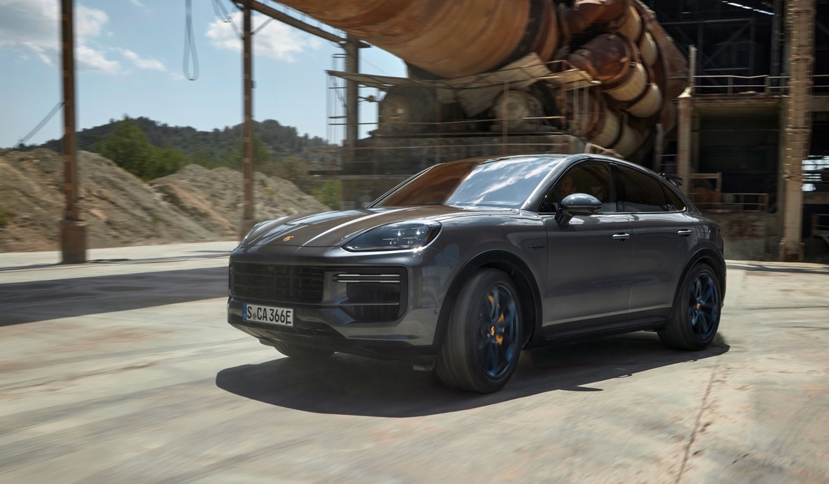 mid Groß-Gerau - Im Vergleich zum Vorgänger bietet der neue Porsche Cayenne Turbo E-Hybrid eine größere rein elektrische Reichweite bei gleichzeitig verkürzten Ladezeiten. Porsche AG