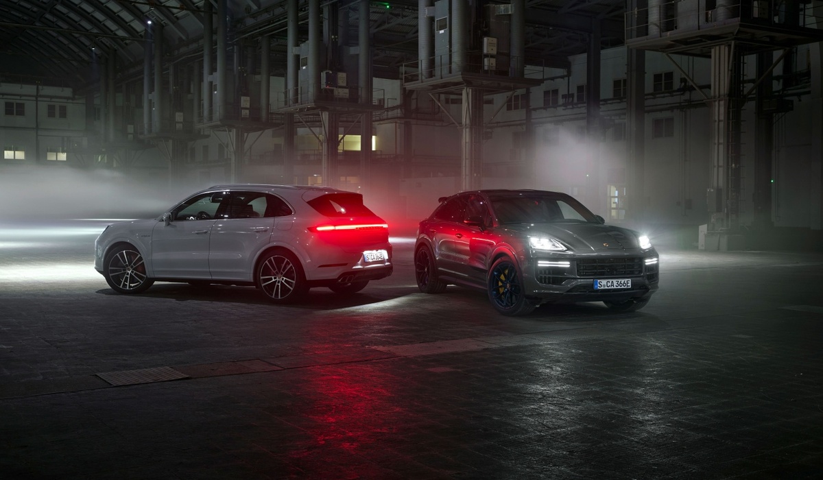 mid Groß-Gerau - Das Cayenne Turbo E-Hybrid SUV und das Coupe tragen ein den Turbo-Modellen vorbehaltenes Bugteil mit vergrößerten Kühlluftöffnungen. Porsche AG