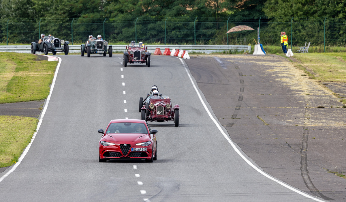 mid Pferdsfeld - Die Oldtimerausfahrt startet, angeführt von Nico Menzel in der Giulia Quadrifoglio. Mike Neumann / mid