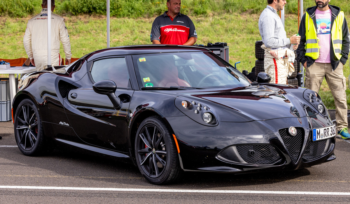 mid Pferdsfeld - Auch ein Alfa Romeo 4C darf nicht fehlen. Mike Neumann / mid