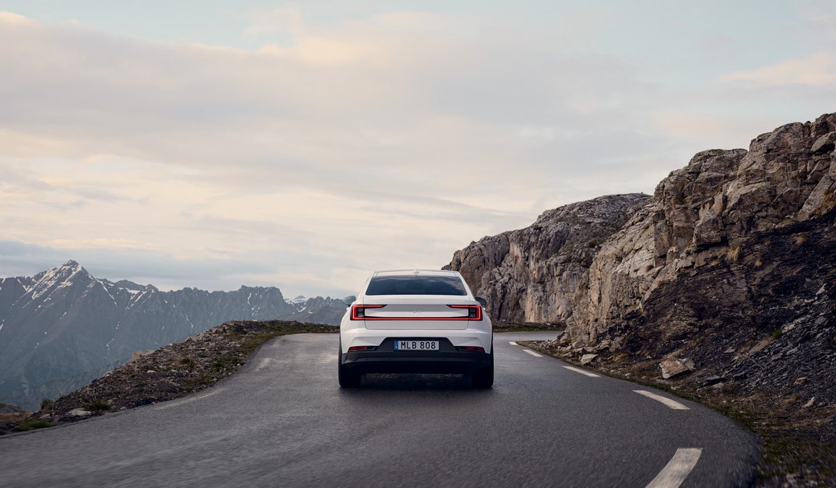 mid Groß-Gerau - Die Umstellung auf Heckantrieb bei den Single Motor Varianten und als die primäre Antriebsquelle bei der Dual Motor Variante bedeutet, dass der Polestar 2 noch mehr Fahrspaß bietet. Polestar