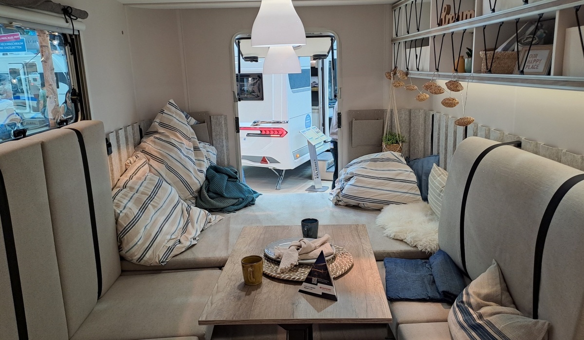 mid Düsseldorf - Blick durch den Innenraum des beachy auf die neuen Caravan-Rückleuchten. Karl Seiler / mid
