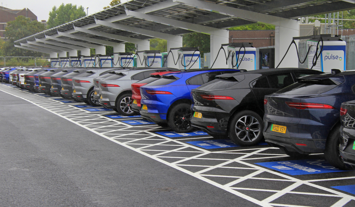 mid Groß-Gerau - Jaguar setzt 32 vollelektrische I-Pace ein, um die Infrastruktur in Bezug auf Stromverteilung, Schnellladung und Fahrzeuganschluss zu testen. JLR