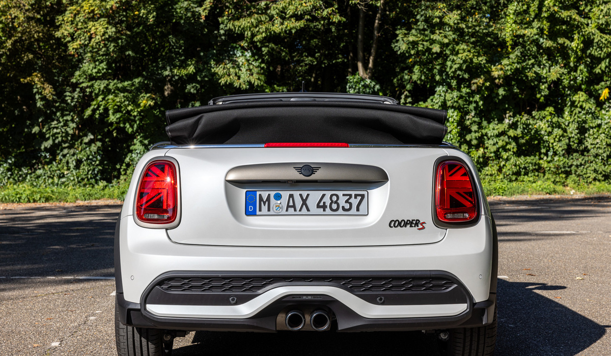 mid Groß-Gerau - Wenn das Dach geöffnet ist, wird die Sicht nach hinten etwas eingeschränkt, beim Parken hilft hier die Parkassistenz mit hochaufgelöstem Bild. Mike Neumann / mid