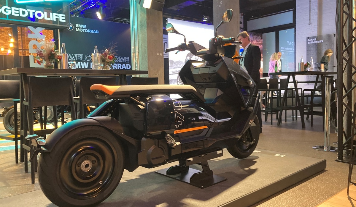 mid Berlin - BMW Motorrad Welt - natürlich auch mit der BMW CE 04. Rainer Unruh / mid