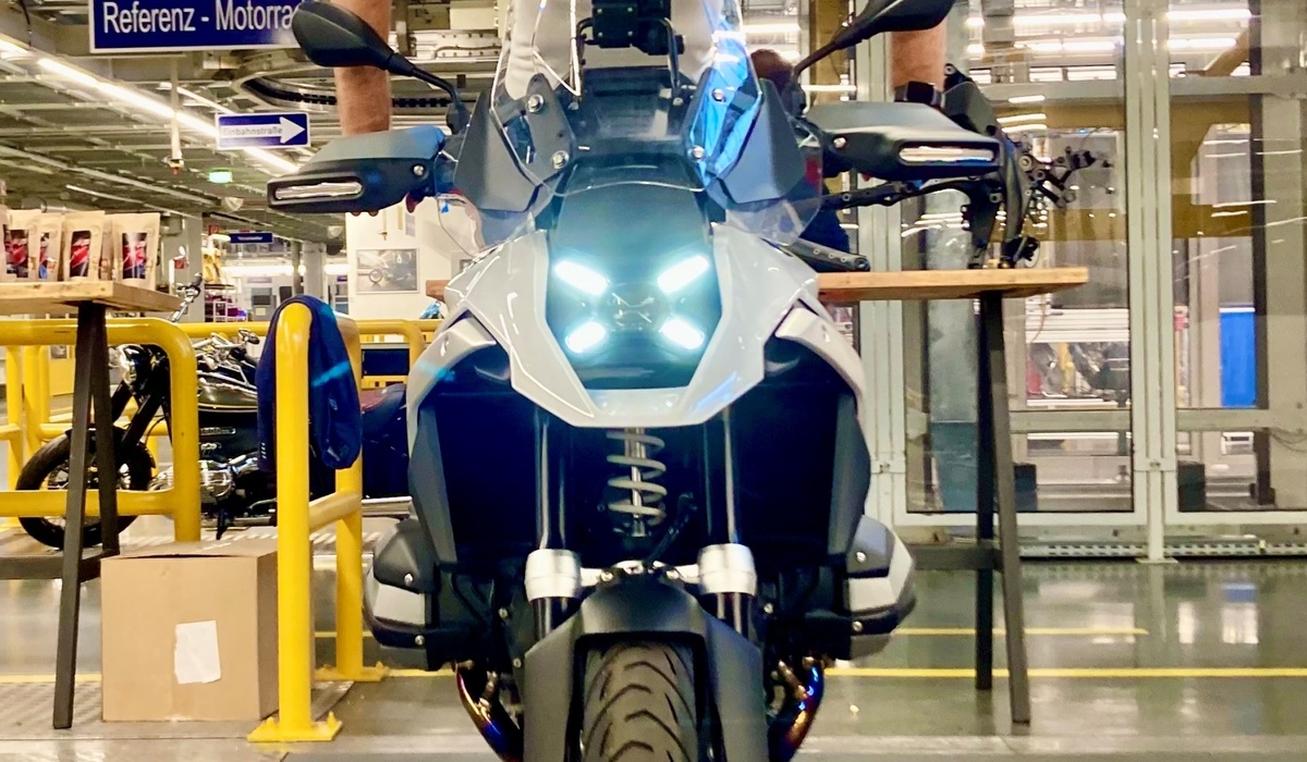 mid Berlin - Autor Rainer Unruh im Werk bei der ersten Sitzprobe auf der BMW R 1300 GS. Motor-Informations-Dienst (mid)