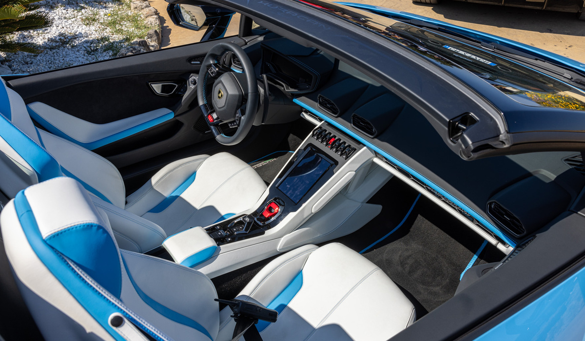 mid Olbia - Dank bequemer, elektrisch verstellbarer Sportsitze lässt es sich hier aushalten. Mike Neumann / mid