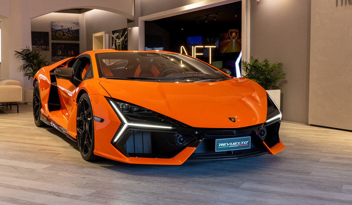 mid Olbia - Der Revuelto ist in der Lamborghini Lounge in Porto Cervo ausgestellt - der 6,5 Liter V12 Sauger + die drei Elektromotoren summieren sich auf eine Systemleistung von 747 kW/1.015 PS. Mike Neumann / mid