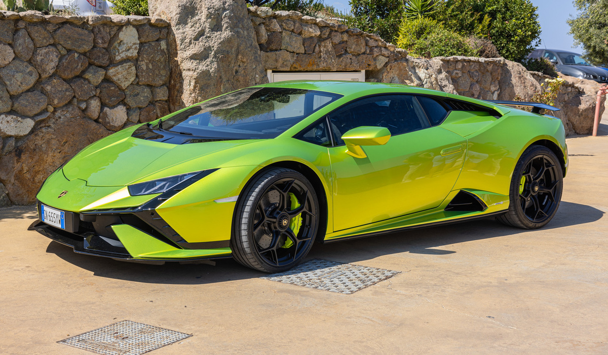 mid Olbia - Der Tecnica zeigt eher das klassische Bild eines Lamborghinis, die Farbe dazu ist ein Traum. Mike Neumann / mid