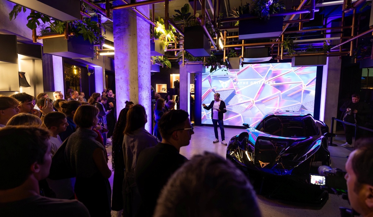 mid Groß-Gerau - Mit jeder Eröffnung bringe man einen Hauch von Barcelona in globale Hotspots, so Cupra CEO Wayne Griffiths Seite an Seite mit dem DarkRebel Showcar. Cupra