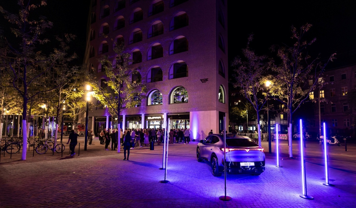 mid Groß-Gerau - Vor dem Gebäude präsentierte Cupra den Tavascan, der nächstes Jahr auf den Markt kommt. Cupra
