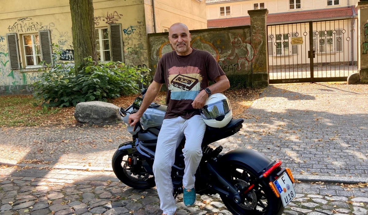 mid Berlin - Autor Rainer Unruh in trauter Zweisamkeit mit der LiveWire One. Johannes Unruh / mid