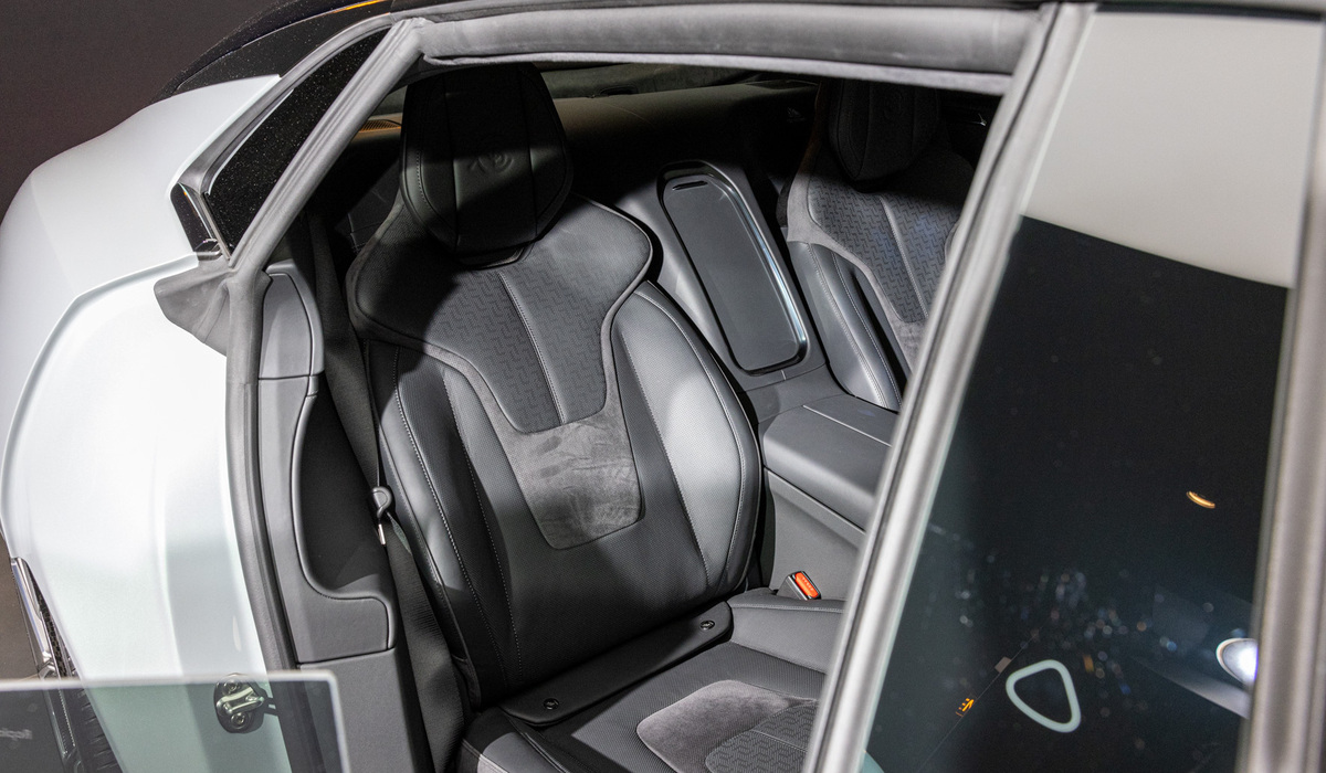 mid Paris - Auch im Fond nimmt man in Sportsitzen Platz. Mike Neumann / mid